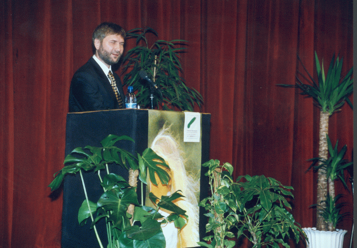 Ein Foto, das jt am Rednerpult im Theater Greifswald zeigt